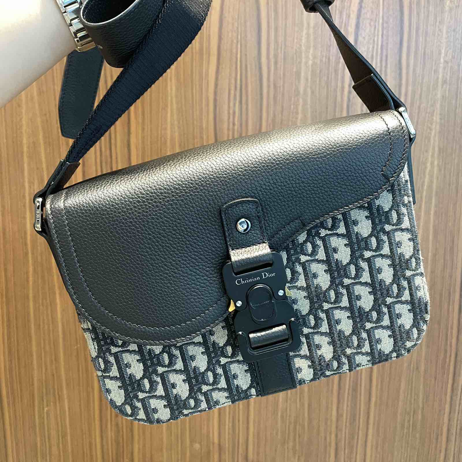 DiorOBLIQUE SADDLE MESSENGER