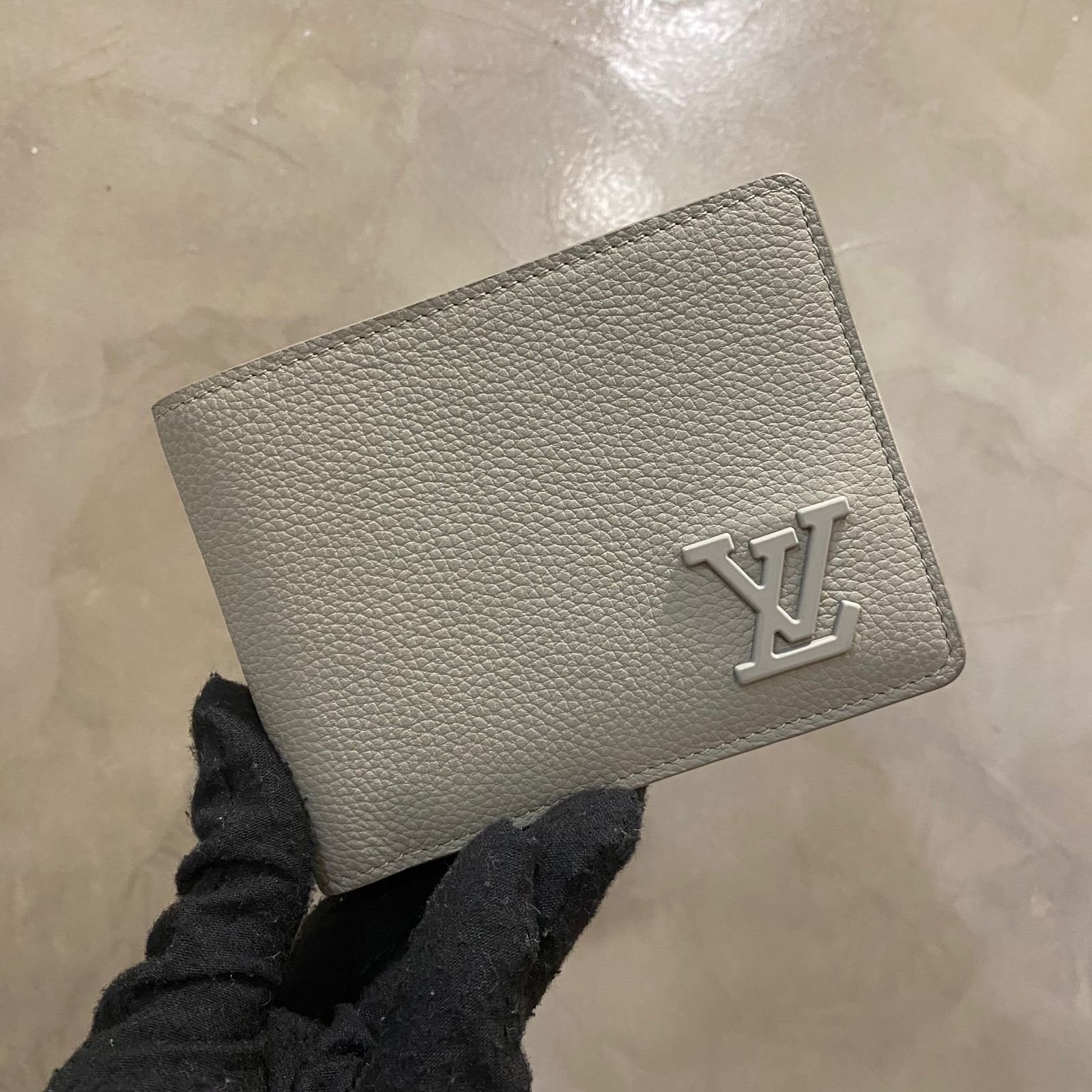 Louis VuittonSLG TAURILLON PORTEFEUILLE MULTIPLE AEROGRAM RFID