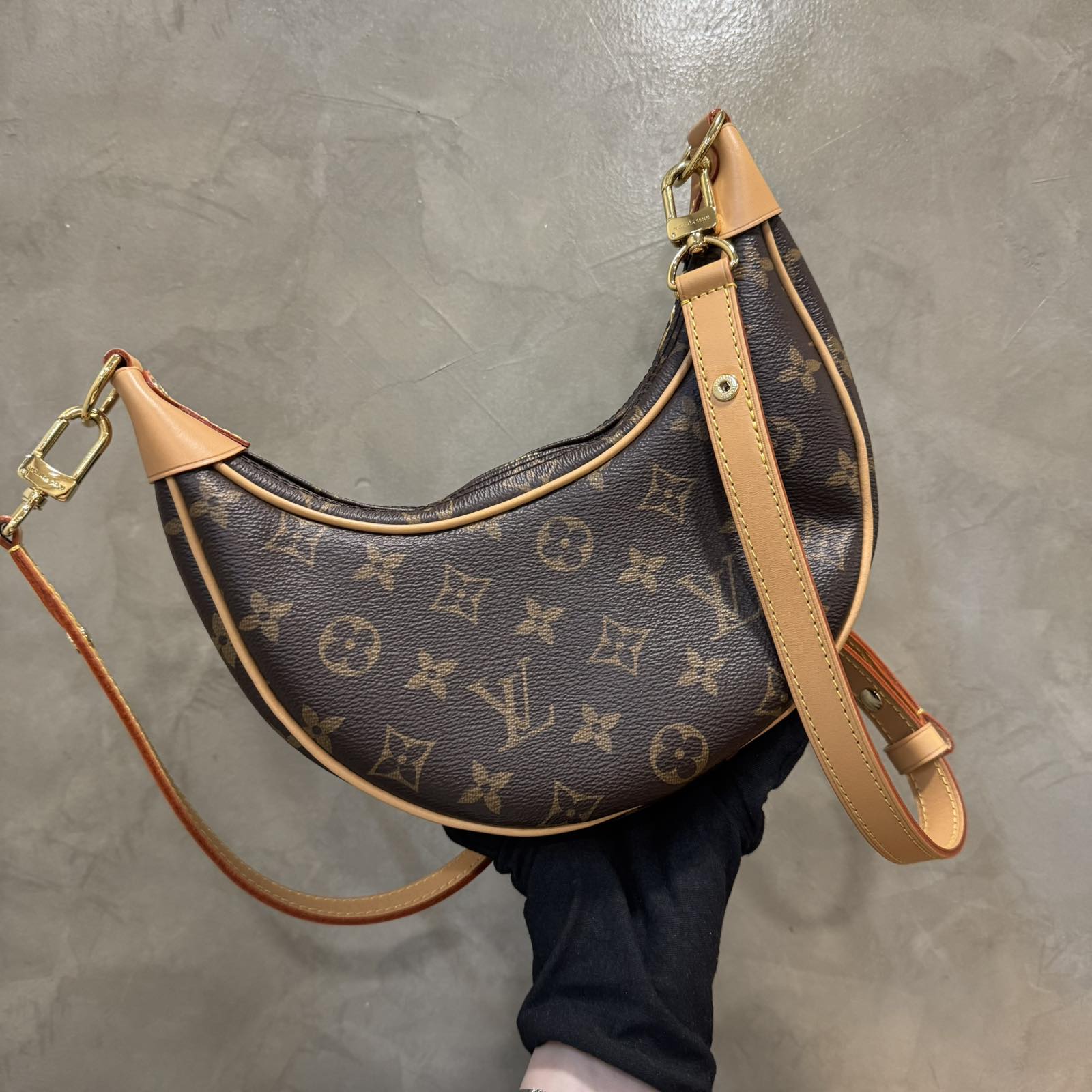 Louis VuittonMONOGRAM LOOP PM M81098